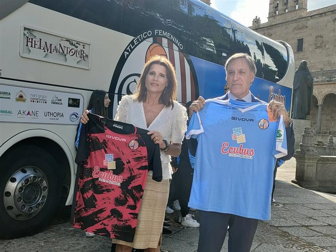 El alcalde de Salamanca, Carlos García Carbayo (d), y la concejal de Deportes, Almudena Parres (i).