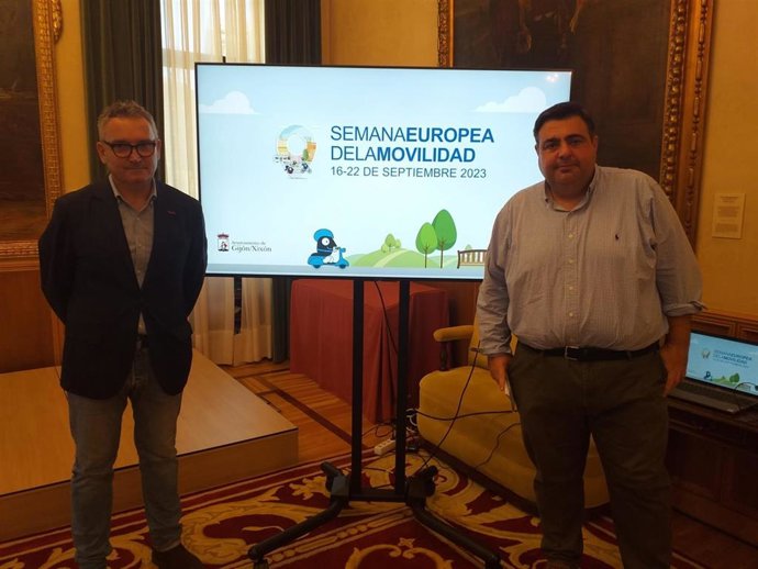Los concejales de Tráfico, Movilidad y Transporte y de Infraestructuras Urbanas y Rurales del Ayuntamiento de Gijón, Pelayo Barcia y Gilberto Villoria, durante la presentación de la Semana Europea de la Movilidad.