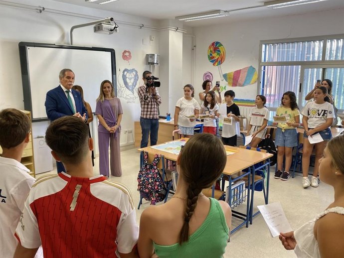 Viso, durante su visita al CEIP Noreña, en la inauguración del curso escolar 2023-24.