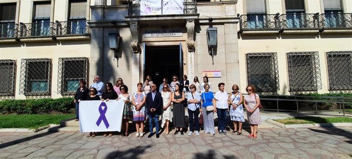 Minuto de silencio en la Delegación del Gobierno en recuerdo de las últimas víctimas de violencia de género.