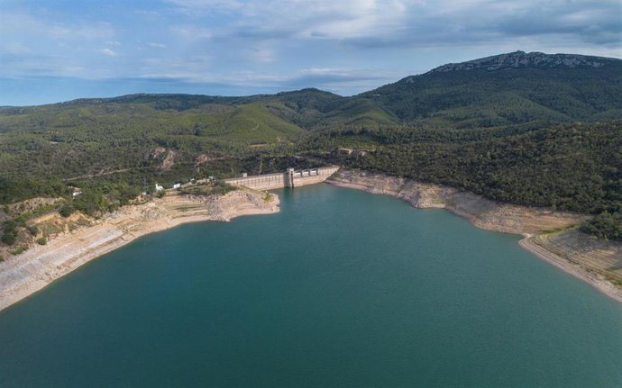 Archivo - Vista aérea del pantano Darnius-Boadella, a 30 de julio de 2023, en Darnius, Girona, Cataluña (España). El pantano de Darnius-Boadella se encuentra solo al 20 % de su capacidad debido a la sequía de este mes. Un julio seco y caluroso ha provoc