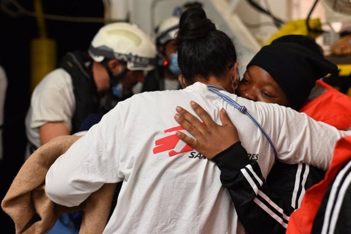 Una voluntaria de Médicos sin Fronteras abraza a una mujer.