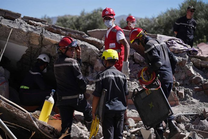Militares marroquíes, Protección Civil de Marruecos y Cruz Roja de Marruecos participan en el rescate de un hombre