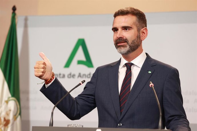 El consejero de Sostenibilidad, Medio Ambiente y Economía Azul de la Junta de Andalucía y portavoz del gobierno, Ramón Fernández-Pacheco, en la rueda de prensa tras el Consejo de Gobierno andaluz en el Palacio de San Telmo. 
