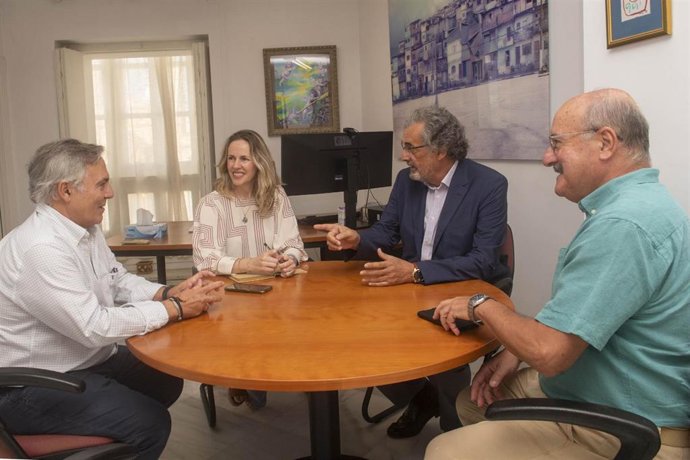 La diputada provincial de Cultura, Vanesa Beltrán, en un encuentro con representantes del Ateneo Literario, Artístico y Científico de Cádiz, encabezados por su presidente, José Almenara, en Cádiz.
