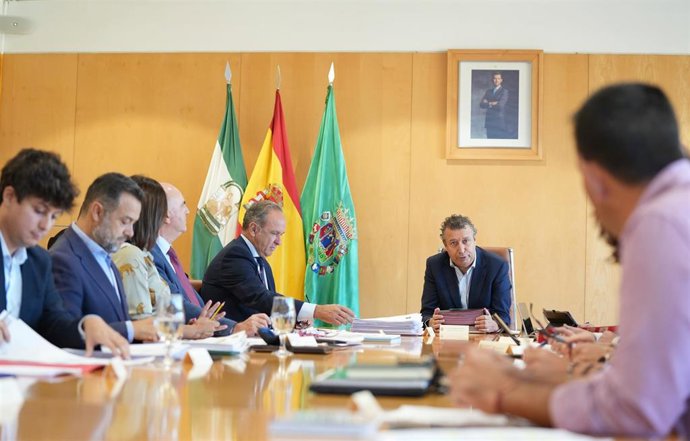 El presidente de la Diputación de Sevilla, Javier Fernández (c), durante la Junta de Gobierno. A 12 de septiembre de 2023, en Sevilla (Andalucía, España). 