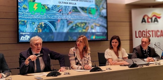 El consejero de Fomento, Vivienda, Movilidad y Logística del Gobierno de Aragón, Octavio López, en la apertura de la jornada 'Tendencias en la electrificación del transporte pesado de larga distancia y última milla"
