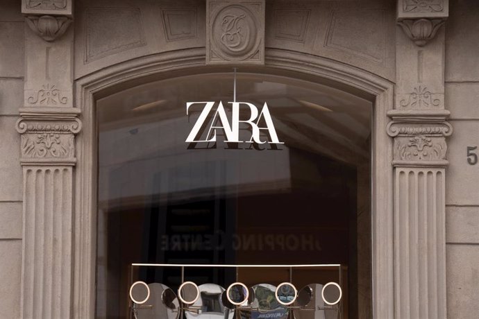Archivo - Una tienda de la franquicia Zara en Barcelona, a 7 de agosto de 2023, en Barcelona, Catalunya (España). Zara es una cadena de moda española de Arteijo (La Coruña), España. Perteneciente al grupo Inditex, fue fundada por Amancio Ortega y Rosalí