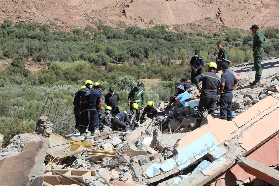 Servicios de emergencia trabajando en escombros en Al Hauz, Marruecos