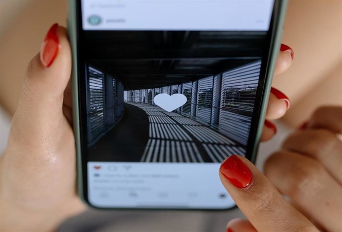 Una persona dando a 'like' a una publicación