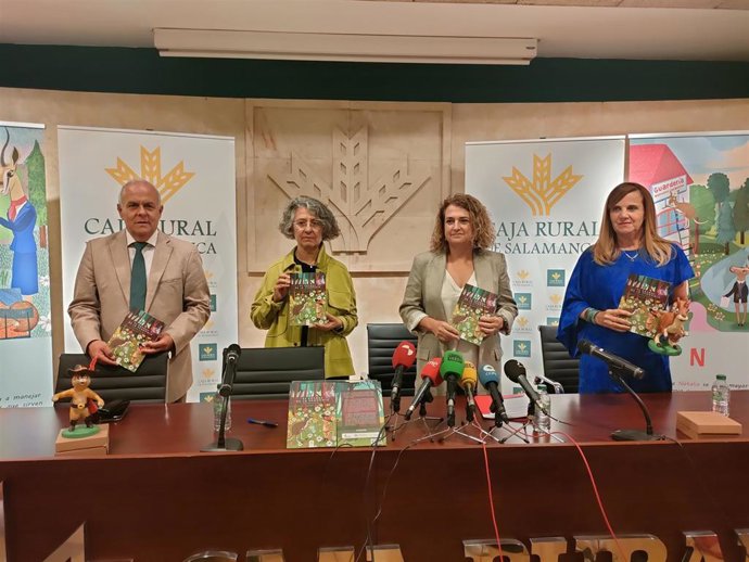 El director provincial de Educación en Salamanca, Ángel Miguel Morín, la directora general de Caja Rural de Salamanca, Isabel Martín Arija, la vicerrectora de la USAL Ana Martín y la autora Esther del Brío, de izquierda a derecha