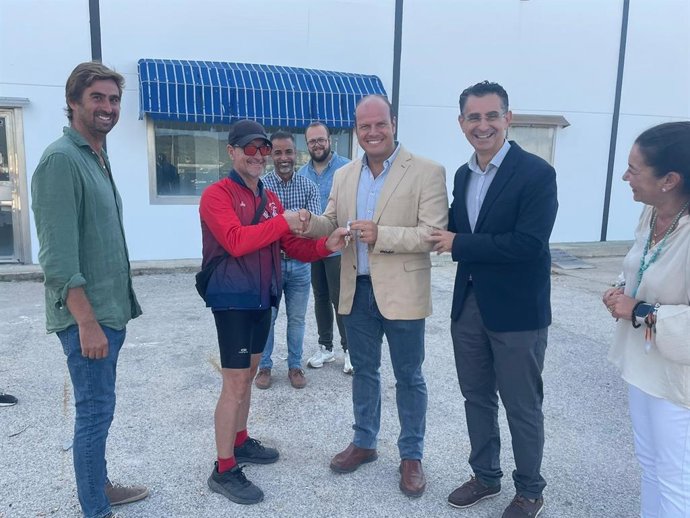 El Club de Remo de Barbate estrena nueva sede en el puerto deportivo tras un acuerdo con la Junta
