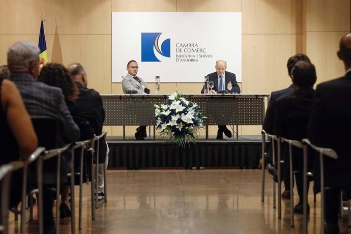 Espot y Mas durante la presentación del informe de la Cambra