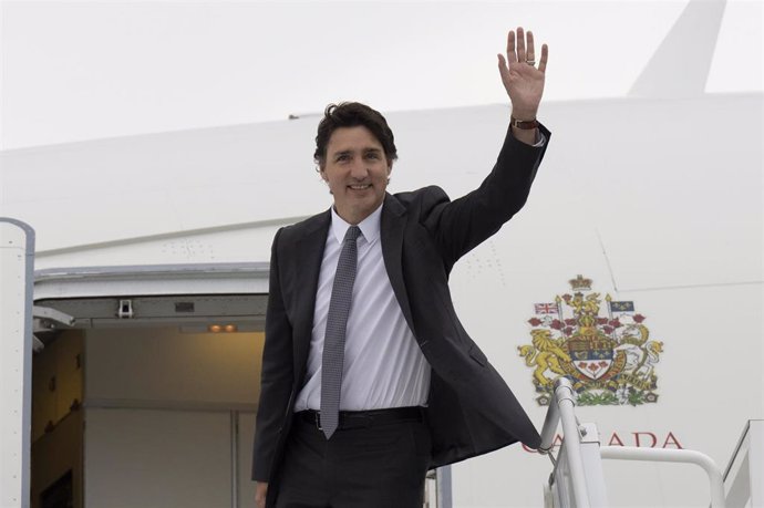 Archivo - Justin Trudeau, primer ministro de Canadá, saluda desde el avión oficial