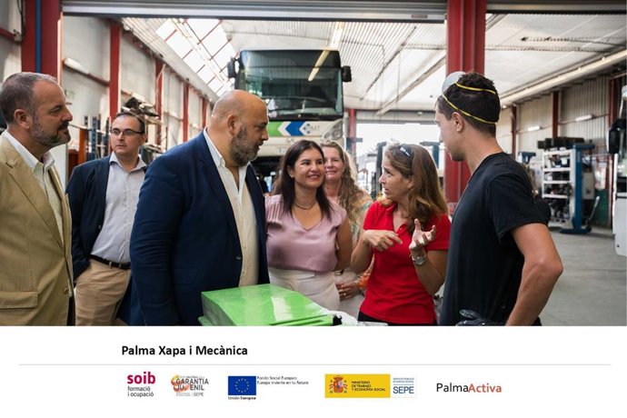 El alcalde de Palma, Jaime Martínez, visita los talleres de la EMT.