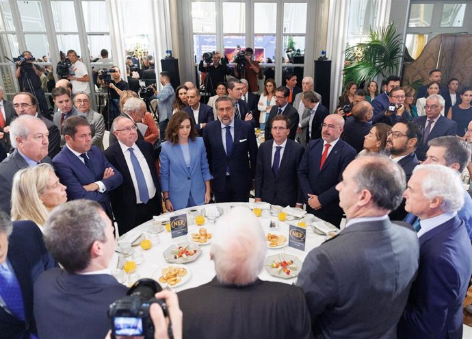 En el centro, la presidenta de la Comunidad de Madrid, Isabel Díaz Ayuso; el presidente de la Cámara Oficial de Comercio, Industria y Servicios de Madrid, Ángel Asensio; el alcalde de Madrid, José Luis Martínez-Almeida y el delegado del Gobierno de la C