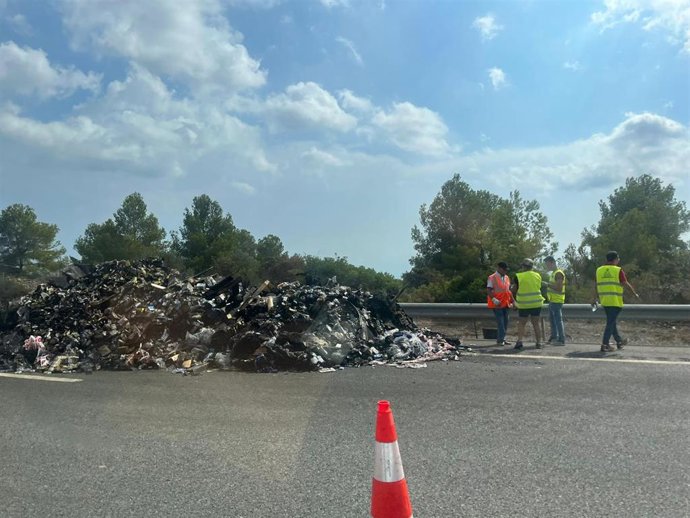 Restos de la carga de un camión que ha ardido en la autopista AP-2 en Rodony (Tarragona). El 12 de septiembre de 2023.