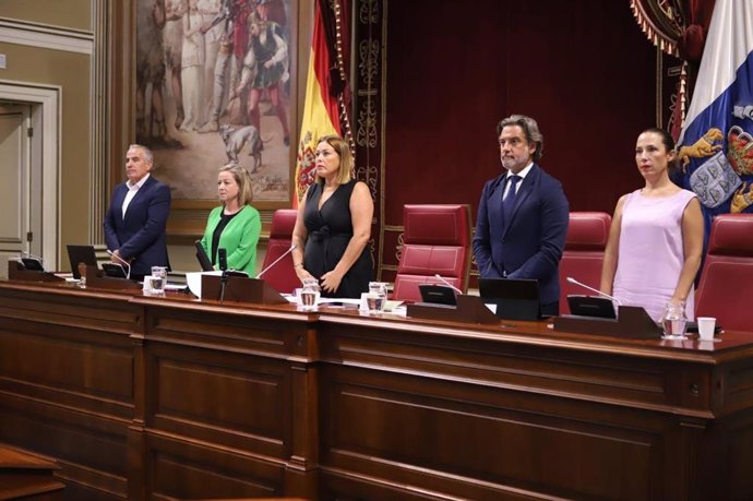Miembros de la Mesa del Parlamento de Canarias en el minuto de silencio por las víctimas del terremoto en Marruecos