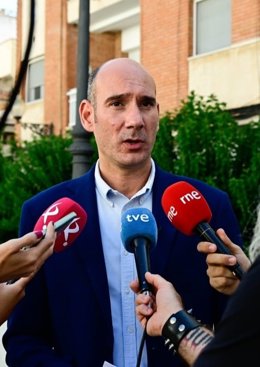 El portavoz del Grupo Popular en la Asamblea de Extremadura, José Ángel Sánchez Juliá, en rueda de prensa