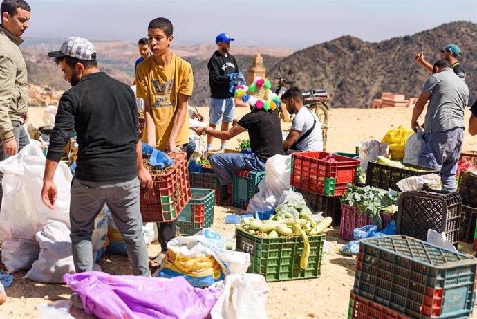 Imagen de archivo de varios residentes trasladando alimentos tras el terremoto en Marruecos. 