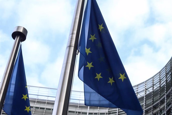 Archivo - January 6, 2022, Brussels, Belgium: European Union flags flutter outside the EU Commission headquarters in Brussels, Belgium, January 6, 2022.