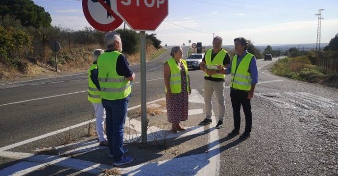 Imagen de la visita de los socialistas a la confluencia de las carreteras A-472 y la HU-6109.