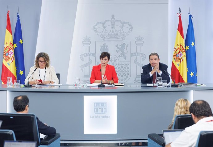 (I-D) Teresa Ribera, Isabel Rodríguez, y, Luis Planas, durante una rueda de prensa posterior a la reunión del Consejo de Ministros, en el Palacio de La Moncloa, a 12 de septiembre de 2023, en Madrid (España). 