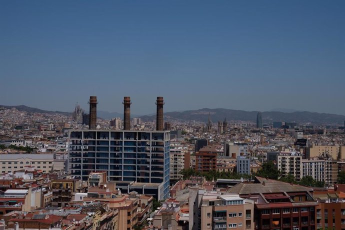 Archivo - Varios edificios de viviendas vistos desde el mirador del Poble Sec en Barcelona