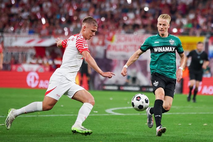 25 August 2023, Saxony, Leipzig: Leipzig's Dani Olmo (L) and Stuttgart's Chris Fuehrich battle for the ball during the German Bundesliga soccer match between RB Leipzig and VfB Stuttgart at the Red Bull Arena. Photo: Jan Woitas/dpa - WICHTIGER HINWEIS: 