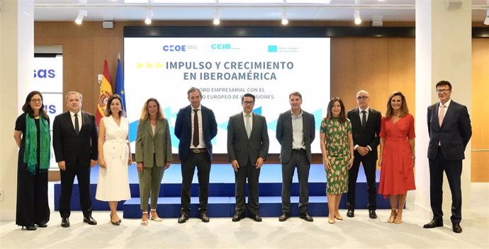 Foto de familia con los participantes en el foro empresarial 'Impulso y crecimiento en Iberoamérica', organizado por CEOE-CEIB y el BEI