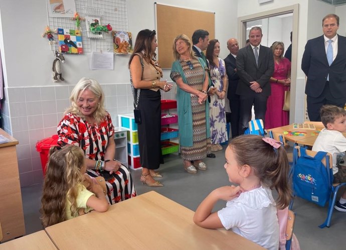 La delegada del Gobierno de la Junta de Andalucía en la provincia de Cádiz, Mercedes Colombo, en una visita al Colegio de Educación Infantil y Primaria (CEIP) Puerta del Mar de Algeciras