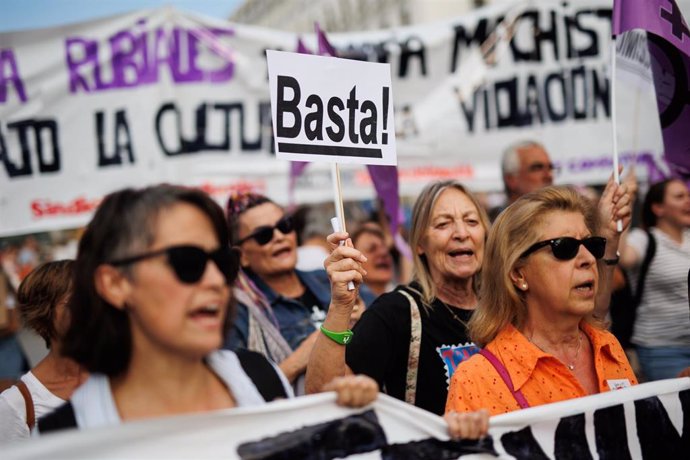 Decenas de personas protestan con carteles durante una manifestación contra Rubiales, en la Puerta del Sol, a 1 de septiembre de 2023