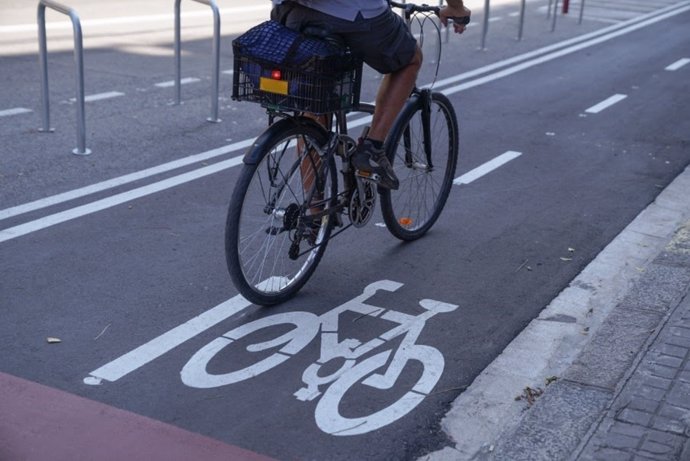 Archivo - Imagen de un carril bici de Barcelona