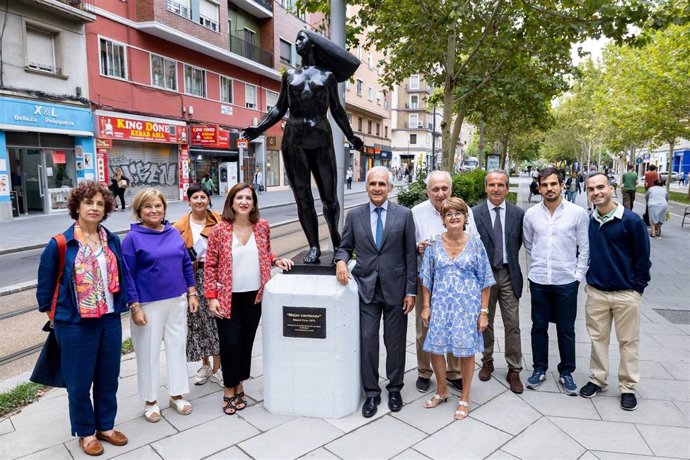 La escultura denominada 'Mujer Corriendo', del artista Ricard Sala, se ha instalado en el Paseo Fernando el Católico