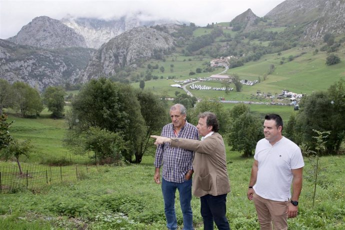 El consejero de Desarrollo Rural, Pablo Palencia, visita Cillorigo de Liébana junto al alcalde, Jesús María Cuevas