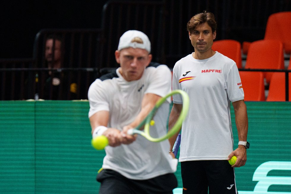 Alejandro Davidovich golpea una bola bajo la mirada de David Ferrer durante un entrenamiento del equipo español de la Copa Davis