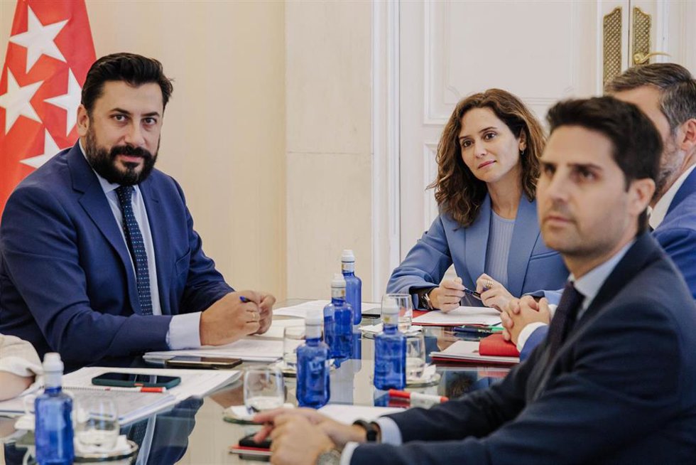 La presidenta de la Comunidad de Madrid, Isabel Díaz Ayuso (c), y el consejero de Educación y Universidades, Emilio Viciana (d), durante una reunión con el portavoz del PP en la Asamblea de Madrid, Carlos Díaz-Pache (i), en la Real Casa de Correos.