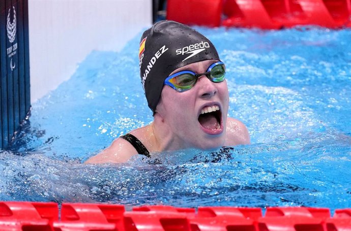 Archivo - La nadadora española Marta Fernández celebra una medalla en los Juegos Paralímpicos de Tokio