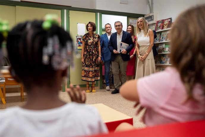 El conseller de Educación, José Antonio Rovira (3d), a su llegada al CEIP El Constitución con motivo del inicio del curso escolar 2023/2024, a 11 de septiembre de 2023, en Quart de Poblet