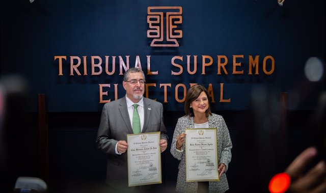 El presidente electo de Guatemala, Bernardo Arévalo, y la 'número dos', Karin Herrera