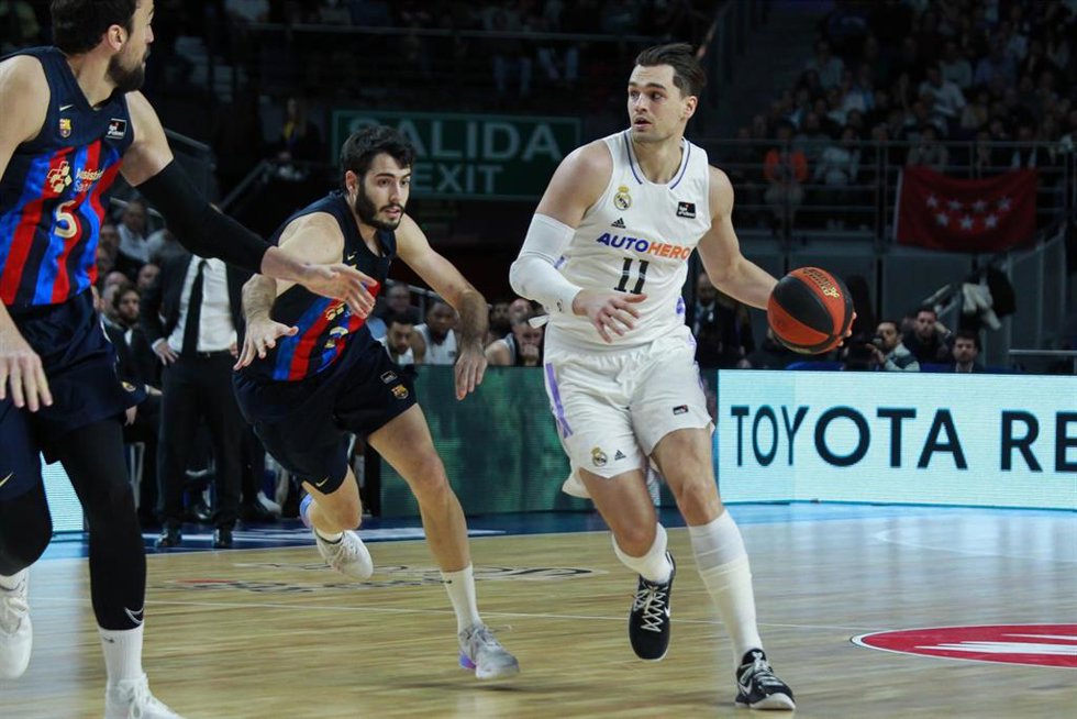 Archivo - Mario Hezonja ante Alex Abrines en un Real Madrid-Bara de la Liga Endesa 22-23