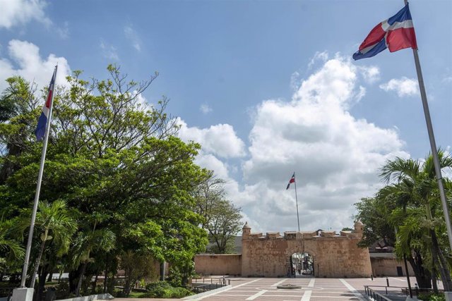 Archivo - Bandera de República Dominicana en Santo Domingo