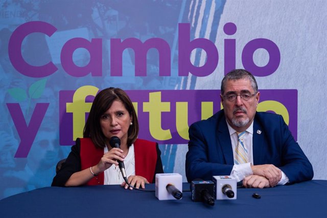 El presidente electo de Guatemala, Bernardo Arévalo, y su 'número dos', Karin Herrera