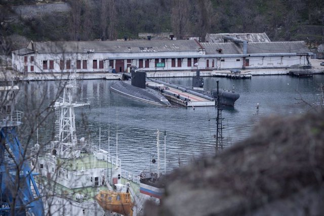 Archivo - Imagen de archivo de buques de guerra y submarinos rusos en Sebastopol, Crimea.