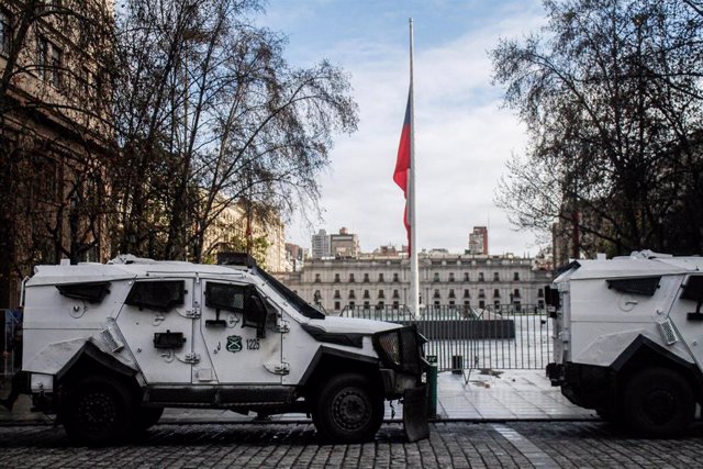 El Palacio de la Moneda rodeado de vehículos policiales en la conmemoración del 50 aniversario del golpe de Estado de Pinochet