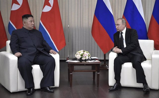 Archivo - Imagen de archivo del presidente de Rusia, Vladimir Putin (derecha), y el líder de Corea del Norte, Kim Jong Un (izquierda)