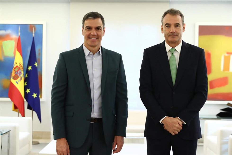 Archivo - El presidente del Gobierno en funciones, Pedro Sánchez (izda) junto al exconsejero delegado de BP, Bernard Looney (dcha), en un encuentro en Moncloa celebrado el pasado mes de junio 