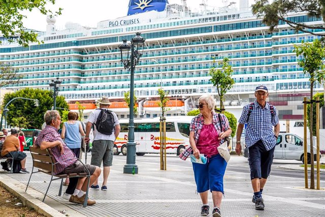 Archivo - Turistas del crucero anclado en el puerto de Cádiz visitan la ciudad  a 27 de abril del 2023.  