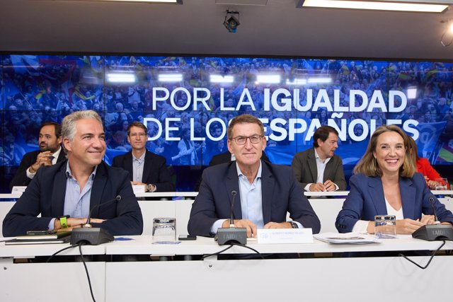 El coordinador general del Partido Popular, Elías Bendodo (4d); el presidente del Partido Popular, Alberto Núñez Feijóo (3d); la secretaria general del PP, Cuca Gamarra (2d)