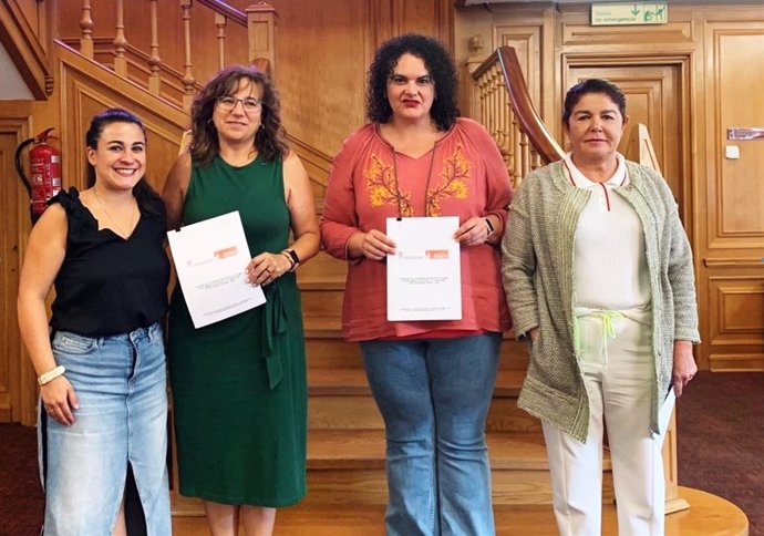 La concejala de Bienestar Social y Juventud, Vera López, junto con las representantes de la Fundación Secretariado Gitano, tras la firma para la renovación del convenio.